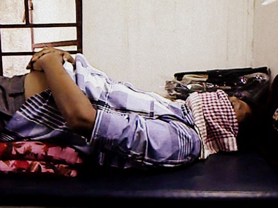 Tuberkulose Patient, bei der Sekretmobilisation durch Atemtherapie Tuberkulose Patient, bei der Sekretmobilisation durch Atemtherapie